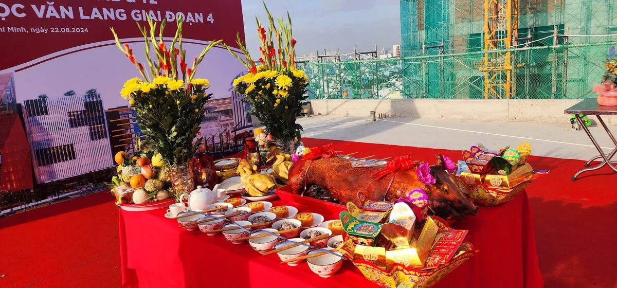 Bàn lễ cúng Cất Nóc gói Tiêu Chuẩn trên công trường tầng cao với gà trống luộc cánh tiên, heo quay miếng, tam sên và xôi chè Bàn lễ cúng Cất Nóc gói Tiêu Chuẩn trên công trường tầng cao với gà trống luộc cánh tiên, heo quay miếng, tam sên và xôi chè