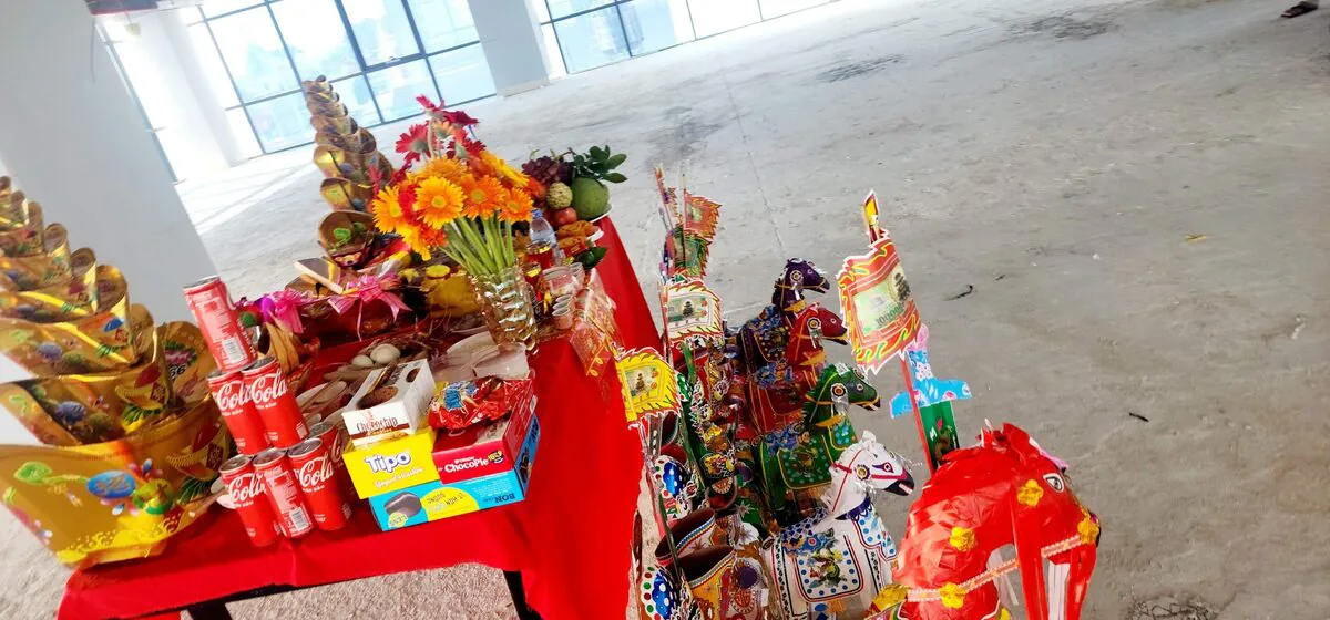 Mâm cúng Đất Đai Ngũ Phương tại mặt bằng sàn bê tông với bộ 5 ngựa giấy ngũ sắc kèm cờ lệnh, heo sữa quay, gà luộc, 2 tháp vàng, Coca-Cola và bánh kẹo