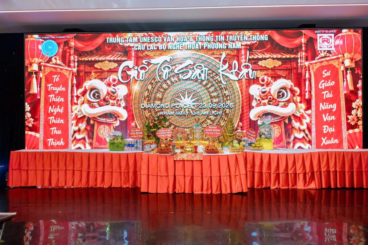 Toàn cảnh bàn đại lễ Giỗ Tổ Sân Khấu trên sân khấu lớn Diamond Place của Trung tâm UNESCO Văn hóa & CLB Nghệ thuật Phương Nam với màn hình LED trống đồng múa lân và bàn lễ dài phủ khăn đỏ