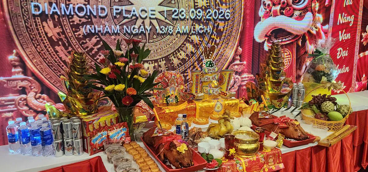 Mâm đại lễ Giỗ Tổ Sân Khấu ngày 13/8 Âm lịch tại Diamond Place với 2 heo sữa quay, gà luộc, bộ ngai mão Tổ Nghiệp, 2 tháp vàng, giỏ trái cây nho đỏ mãng cầu và bia Tiger