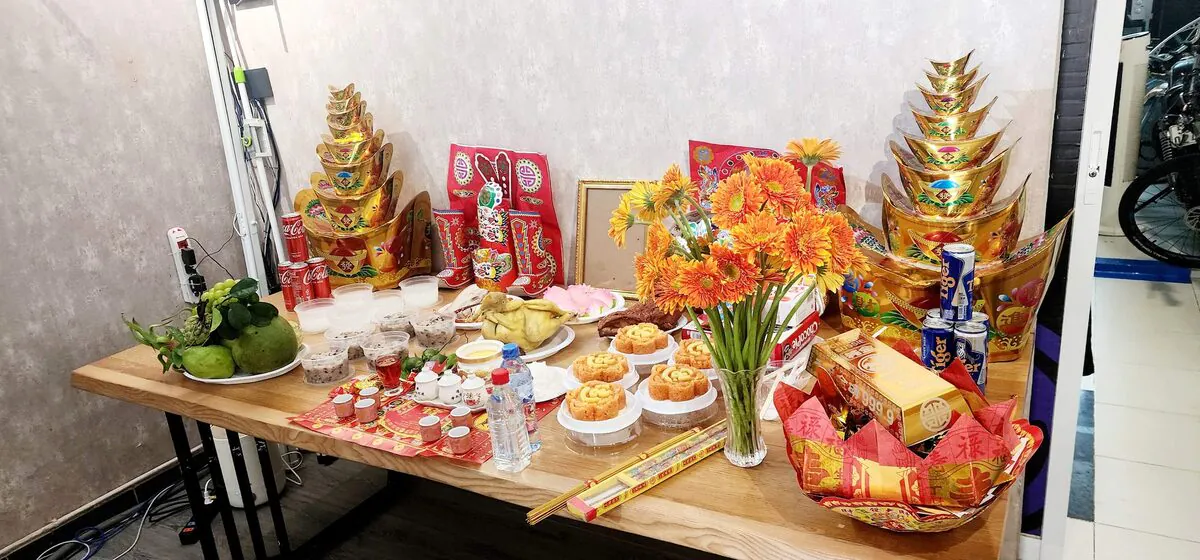 Mâm lễ vật heo sữa quay gà trống luộc xôi gấc phục vụ doanh nghiệp KCN Thành Thành Công Mâm lễ vật heo sữa quay gà trống luộc xôi gấc phục vụ doanh nghiệp KCN Thành Thành Công